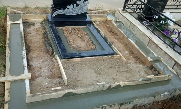 Заливка основания памятника раствором
