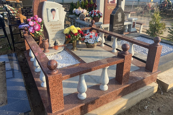 Мемориальный комплекс из натурального гранита двух цветов