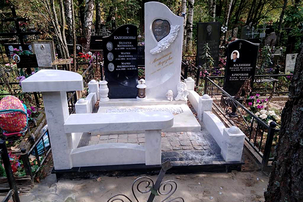 Мемориальный комплекс - микс натурального белого мрамора и черного гранита