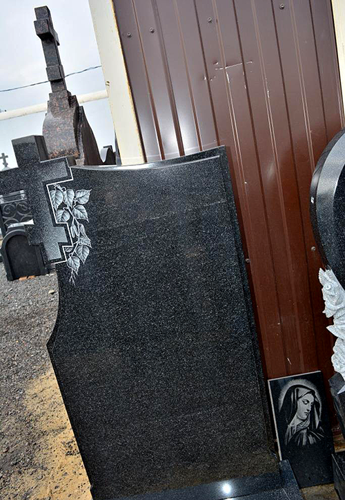 Фигурный надгробный памятник с крестом