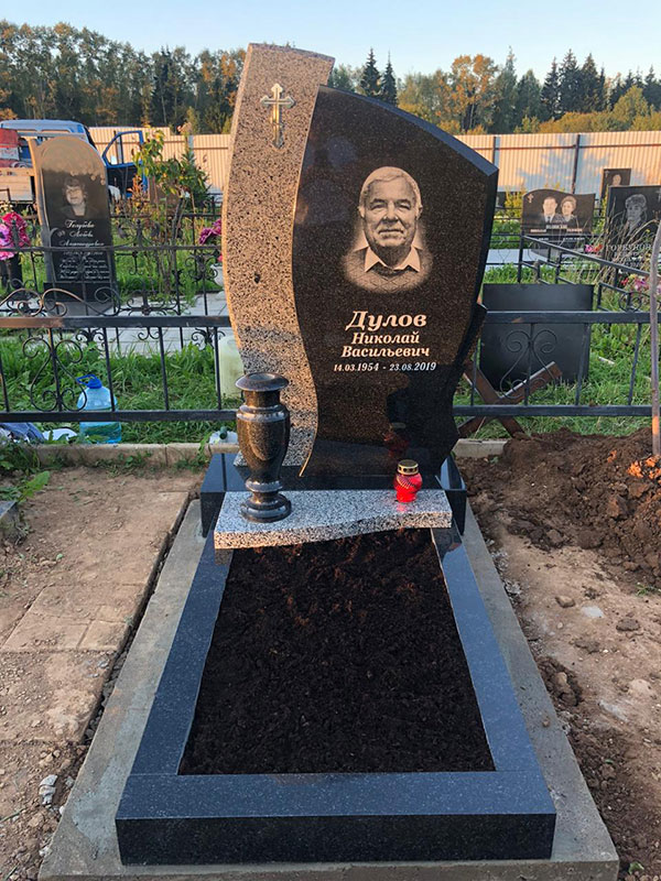 Надгробный памятник из натурального гранита контрастных цветов